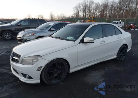 2010 Mercedes-Benz C 300 Luxury 4Matic/Sport 4Matic z USA, uszkodzony, nr VIN WDDGF8BB2AR131105